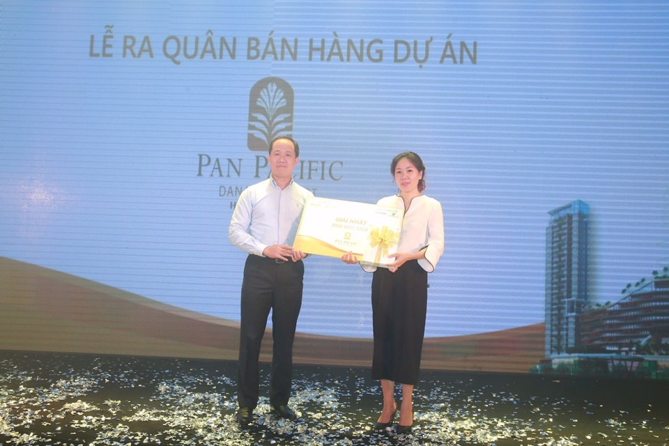 Dự án Pan Pacific Danang Resort chuẩn bị mở bán - 2 Phó Tổng Giám Đốc Vũ Hoàng Linh trao thưởng bốc thăm may mắn.