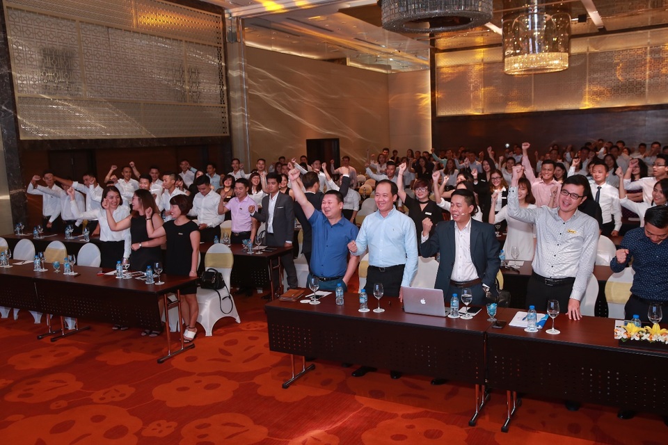 Dự án Pan Pacific Danang Resort chuẩn bị mở bán - 4 Cả hội trường đồng loạt hô vang khẩu hiệu bán hàng.