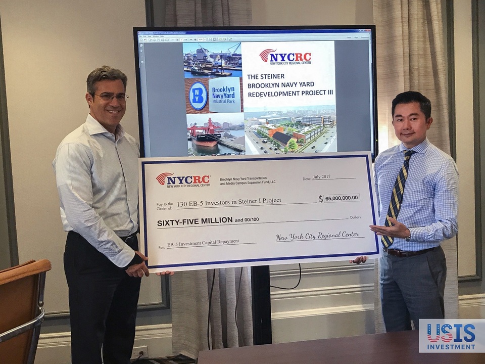 Dự án Steiner III được phê duyệt đơn I - 924 - 2 Ông Paul Levinsohn (Chủ tịch NYCRC) trao tấm check tượng trưng cho việc hoàn trả 65 triệu USD cho 130 nhà đầu tư trong dự án Steiner (Giai đoạn 1)