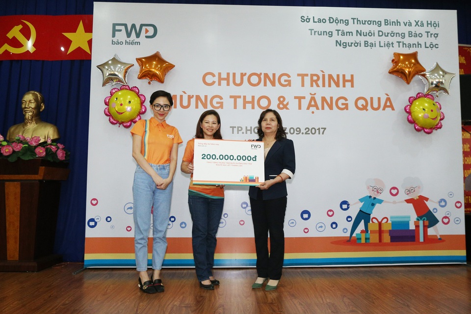 Chia sẻ niềm vui đến các cụ già neo đơn - 1 Chị Vương Mỹ Phụng – Phó Tổng Giám đốc Chiến lược Tiếp thị và Thương hiệu của FWD tặng quà cho các cụ già tại Trung tâm Nuôi dưỡng Bảo trợ Người bại liệt Thạnh Lộc