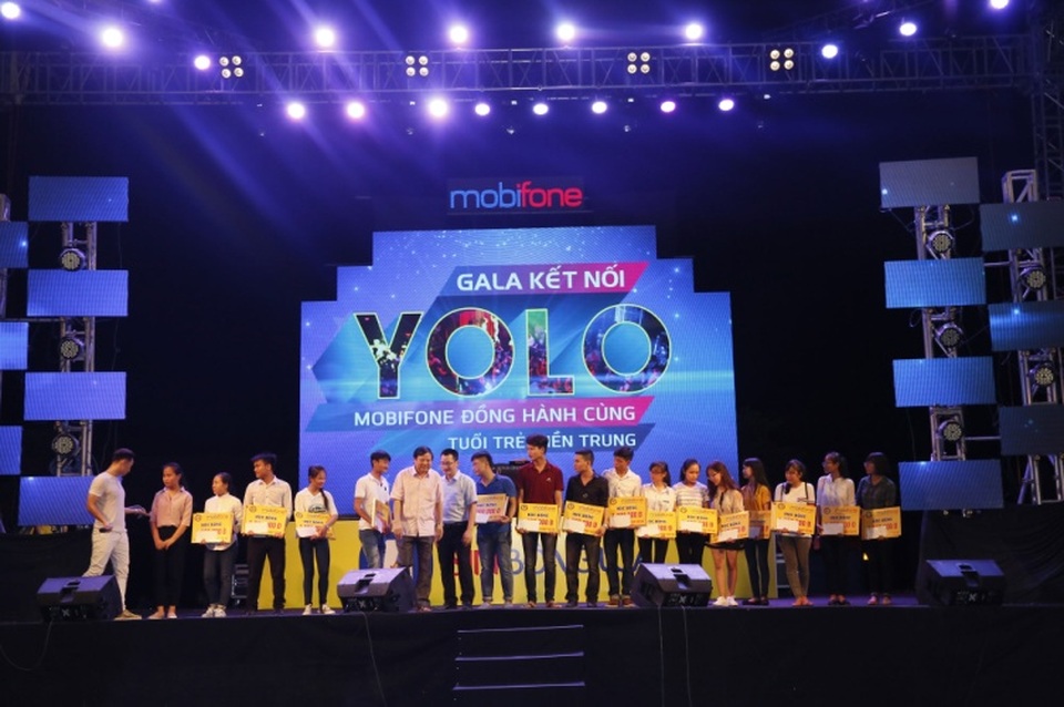 Đêm nhạc YoLo của MobiFone ghi đậm dấu ấn với giới trẻ miền Trung - 5 Đại diện Công ty MobiFone khu vực 6 trao những suất học bổng ý nghĩa dành tặng cho các bạn tân sinh viên