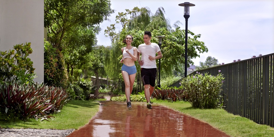 Vì sao dự án chung cư “xanh” vẫn luôn thu hút người mua trong và ngoài nước? - 1 Cung đường đi bộ của dự án phủ cây xanh với hàng rào xanh lên đến 700m.