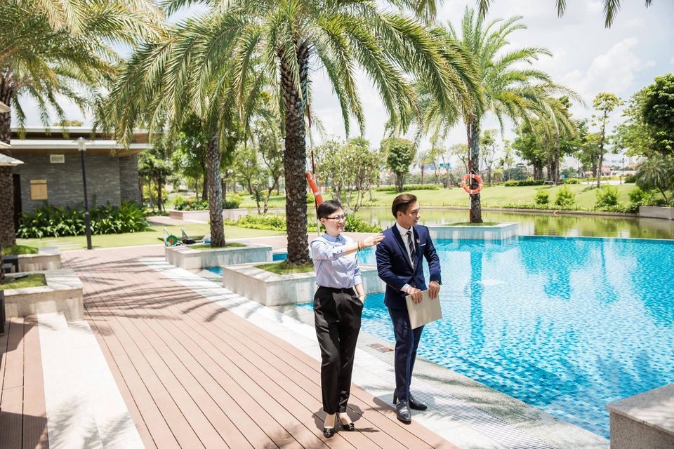 “Hoa hậu tóc ngắn” Hoài Xuyên bất ngờ mua biệt thự trăm tỷ - 2 Hoa hậu Hoài Xuyên thích thú khi tham quan khung cảnh sống tiện nghi quanh biệt thự triệu đô