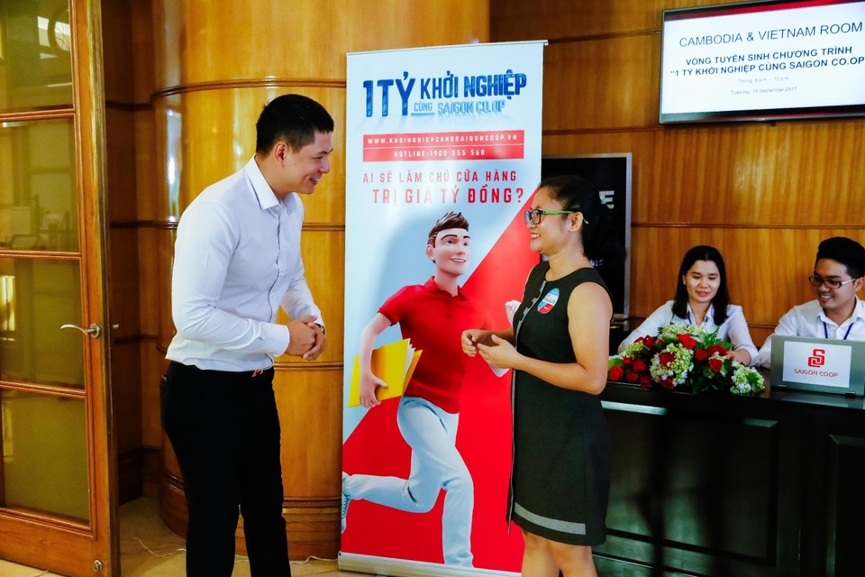 Ốc Thanh Vân và Bình Minh tìm kiếm tài năng khởi nghiệp - 3 MC Bình Minh tươi cười đón một bạn thí sinh vừa ghi danh xong để hỏi han tình hình.