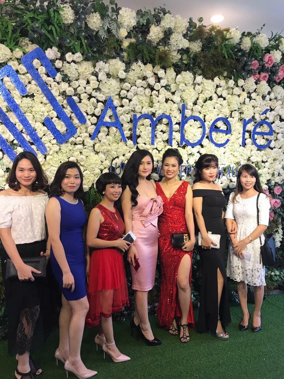 Đoàn Nhung (thứ ba từ phải sang) đạt Tổng Đại lý xuất sắc với doanh thu hơn 2 tỷ đồng