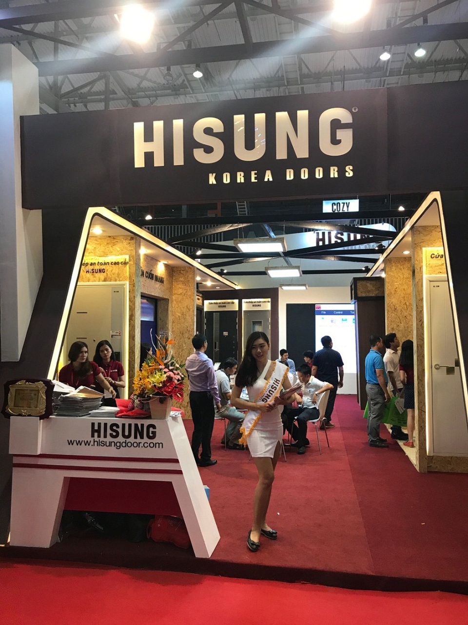 Công nghệ cửa hiện đại hàng đầu thế giới đã xuất hiện tại Vietbuild 2017 - 1 Gian hàng Hisung tại Triển lãm Vietbuild 2017