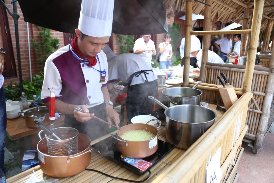 Elmich tài trợ độc quyền hàng gia dụng cho hội thi tay nghề du lịch Việt Nam 2017 - 1 Các đầu bếp thực hiện món ăn dự thi bằng bếp từ và nồi chảo Royal của Elmich