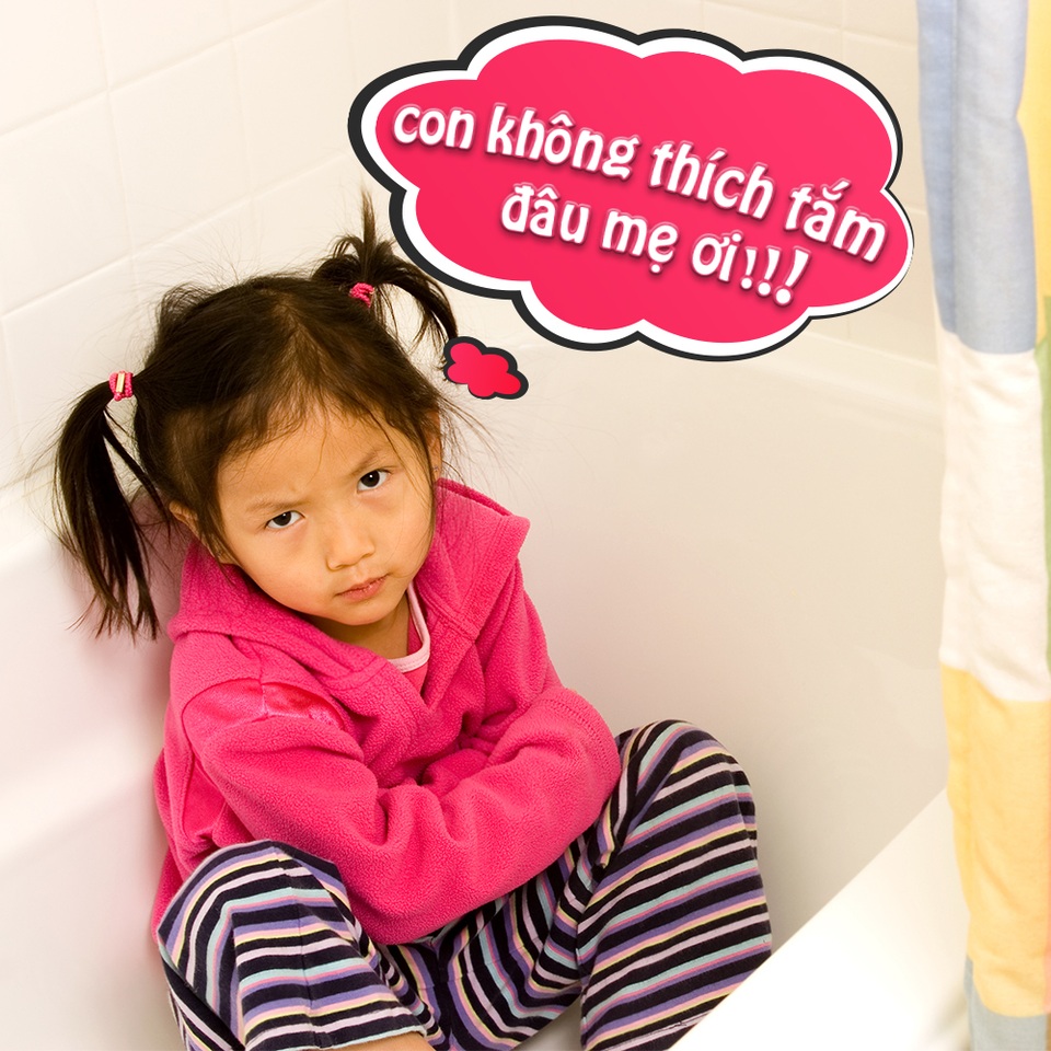Mẹ làm gì khi bé không thích tắm? - 1 Bé không hợp tác khi tắm là điều làm bậc phụ huynh vô cùng đau đầu.