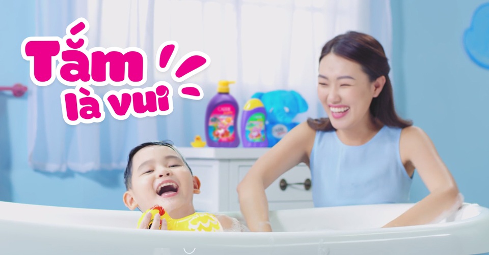 Mẹ làm gì khi bé không thích tắm? - 2 Mẹ có thể đặt một vài món đồ chơi vào bồn tắm để bé cảm thấy giờ tắm trở nên dễ dàng hơn.