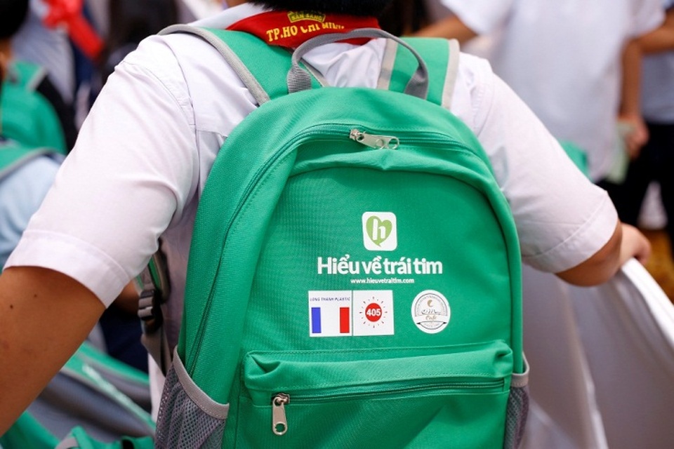 Tại chương trình, các em được nhận những phần quà thiết thực như ba lô, sữa, bánh trung thu, dụng cụ học tập...