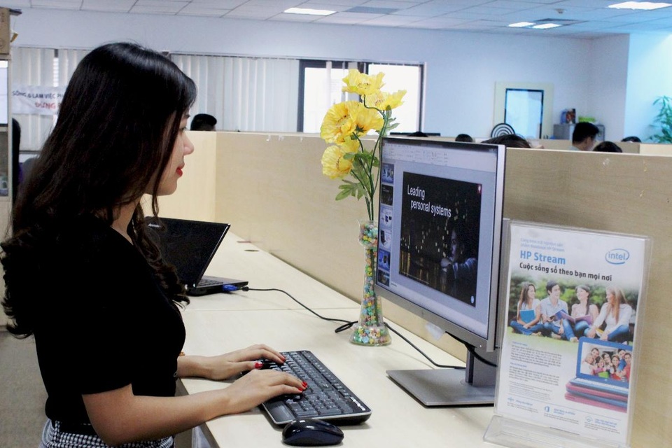 Làm mới văn phòng với màn hình viền siêu mỏng vừa ra mắt của HP - 4 EliteDisplay E-series hướng đến người dùng doanh nghiệp với những cải tiến về thiết kế cũng như đầu tư về chất liệu sản xuất.