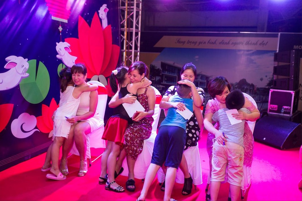 Đêm hội trăng rằm Mon Bay – Rộn ràng mùa Trung thu Hạ Long - 4 Đêm hội là dịp để các thành viên trong gia đình có khoảng thời gian ý nghĩa, gắn kết bên nhau