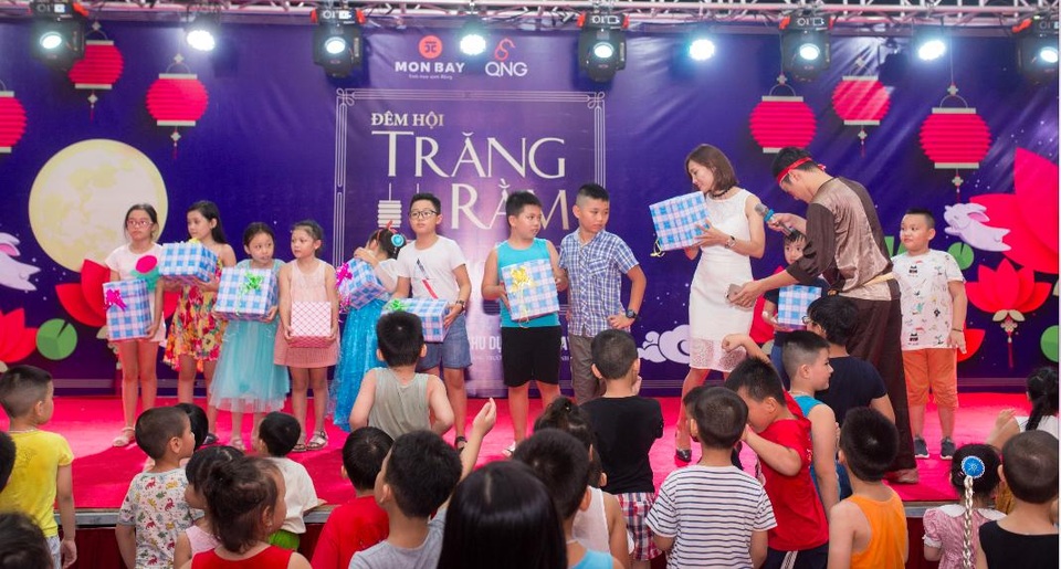 Đêm hội trăng rằm Mon Bay – Rộn ràng mùa Trung thu Hạ Long - 5 Chương trình còn gây bất ngờ hơn khi dành tặng rất nhiều phần quà ý nghĩa dành cho tất cả khán giả “nhí”.