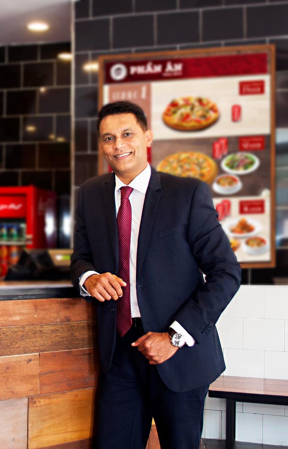 Bùng nổ làn sóng ứng dụng công nghệ trong ngành thực phẩm - 2
Ông Arif Khan, Tổng giám đốc Pizza Hut Việt Nam, chia sẻ: Việc mang Robot HutGirl về Việt Nam chính là nỗ lực mang nhiều công nghệ tiên tiến nhằm nâng cao chất lượng dịch vụ