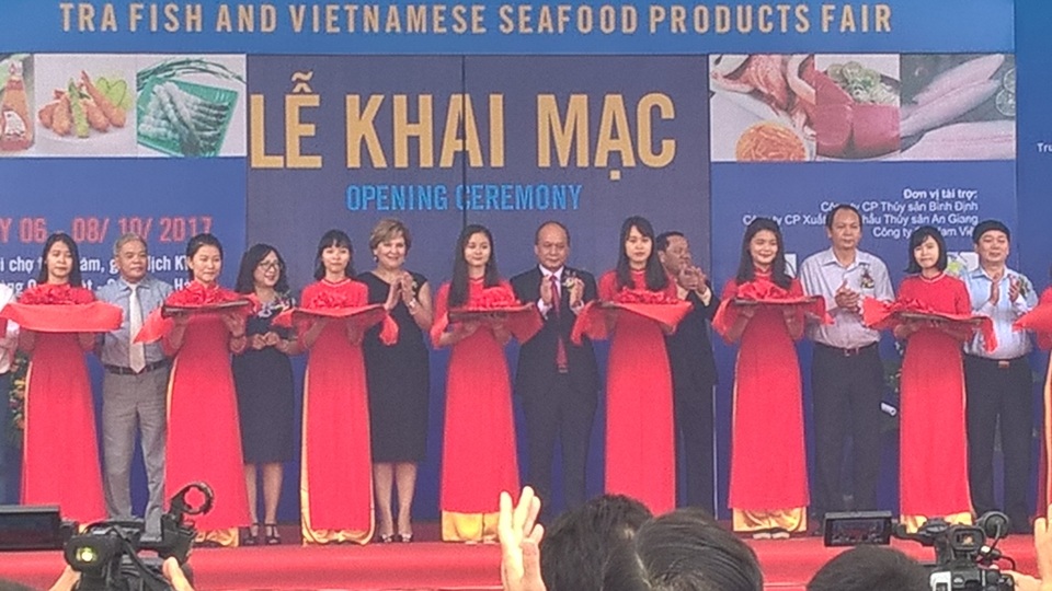Chính thức Khai mạc Hội chợ Cá Tra và các sản phẩm thủy sản năm 2017 - 2 Lễ cắt băng khai mạc Hội chợ tại Trung tâm Triển lãm nông nghiệp Việt Nam .