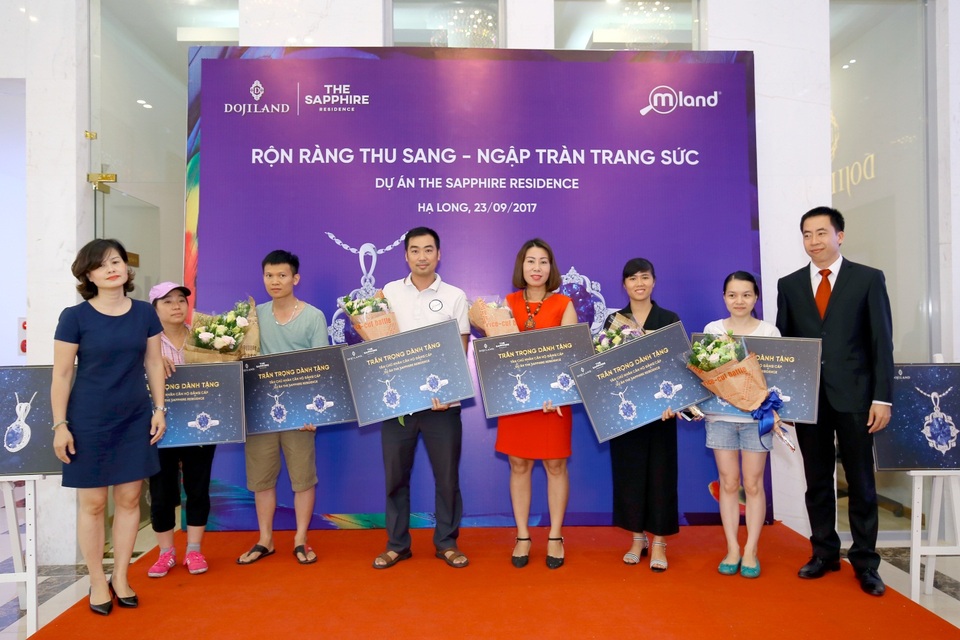 Khách hàng hân hoan nhận quà tặng trang sức từ chủ đầu tư DOJILAND