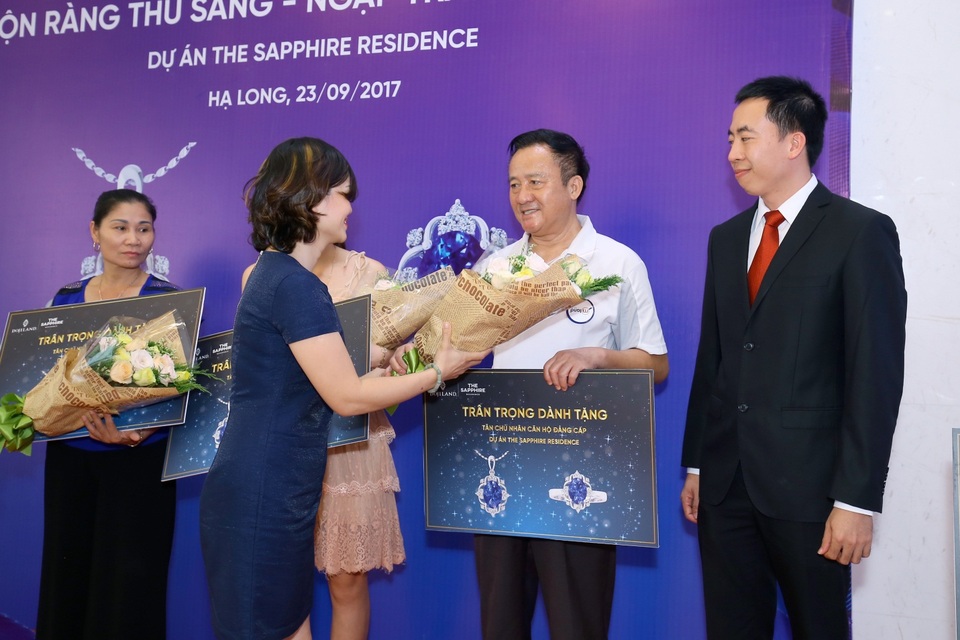 Đại diện chủ đầu tư trao hoa và quà tặng cho những chủ nhân tương lai của The Sapphire Residence