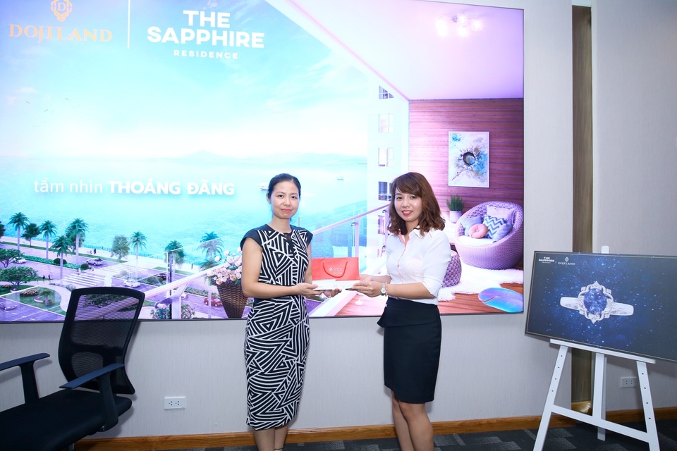 Trang sức Sapphire được trao tận tay khách hàng trong niềm phấn khởi