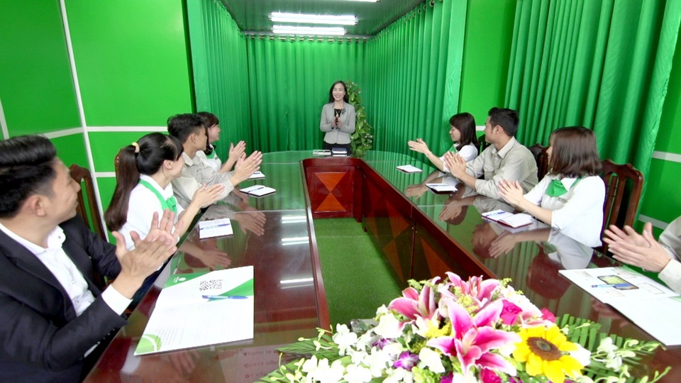 Ống nhựa Phú Mỹ Tân: Thành công nhờ sự năng động - 2 Chị Nguyễn Thị Thanh họp cùng cán bộ công nhân viên Công ty TNHH Mai Thanh