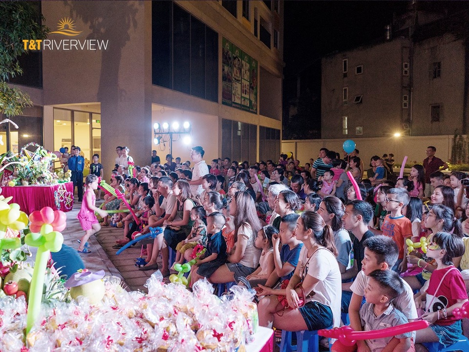 Rộn ràng không khí đón trung thu đầu tiên tại T&T Riverview - 1 Hàng trăm hộ dân T&T Riverview đã tham gia đêm hội trăng rằm “Sắc màu cổ tích”
