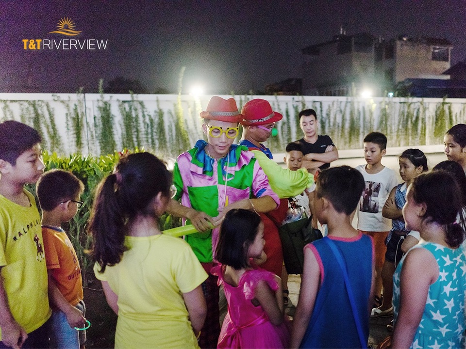 Rộn ràng không khí đón trung thu đầu tiên tại T&T Riverview - 2 Các cư dân nhí hào hứng giao lưu cùng chú hề nặn bóng