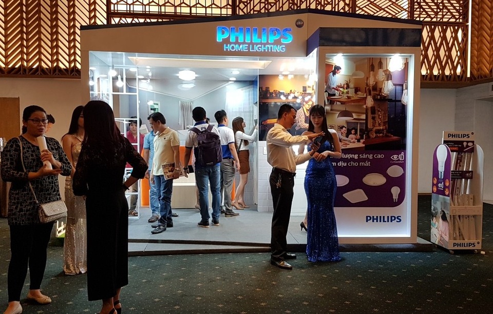 Philips giới thiệu thế hệ đèn LED thông minh 2017 - 1 Chiến dịch “LEDs Go Green” là sự kiện lớn trong năm, thu hút đông đảo giới kinh doanh chiếu sáng cả nước.