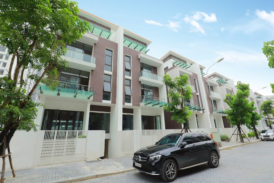 Biệt thự Imperia Garden sẵn sàng về ở ngay cho gia đình đa thế hệ - 4 Biệt thự vườn trong phố Imperia Garden đã sẵn sàng để bàn giao. Khách hàng mua Imperia Garden thời điểm này có thể nhận nhà và về ở ngay mà không mất thời gian chờ đợi.