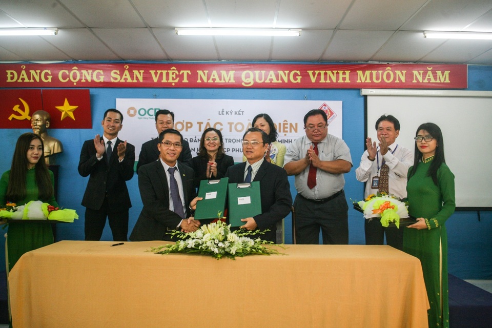 OCB kí kết hợp tác toàn diện với trường Cao Đẳng Lý Tự Trọng TP.HCM - 1 Sau lễ kí kết, OCB cam kết dành nhiều ưu đãi cho Trường Cao đẳng Lý Tự Trọng TP.HCM