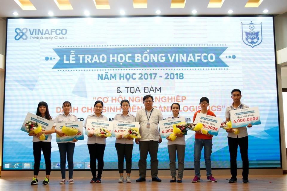 Lễ trao học bổng Vinafco và Tọa đàm cơ hội nghề nghiệp dành cho sinh viên ngành Logistics - 1
Ông Nguyễn Hoàng Giang – TGĐ. Công ty CP Vinafco trao học bổng cho các em sinh viên xuất sắc
