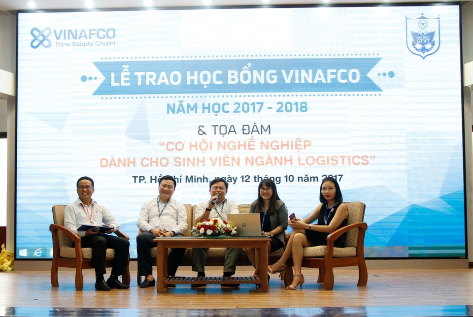 Lễ trao học bổng Vinafco và Tọa đàm cơ hội nghề nghiệp dành cho sinh viên ngành Logistics - 2
Các đại biểu đến từ Công ty CP Vinafco tham dự phần tọa đàm với các em sinh viên