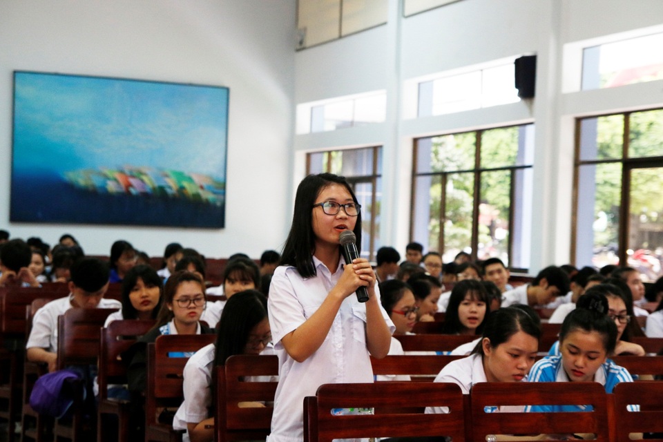 Lễ trao học bổng Vinafco và Tọa đàm cơ hội nghề nghiệp dành cho sinh viên ngành Logistics - 3
Sinh viên khoa Kinh tế vận tải – Trường ĐH.GTVT TP.HCM đặt câu hỏi cho khách mời