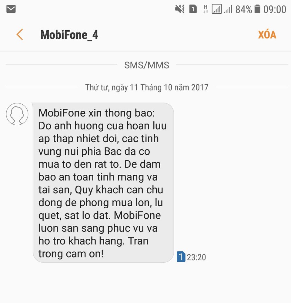 MobiFone tổ chức nhiều hoạt động hỗ trợ đồng bào vùng bão lũ - 2 Công ty dịch vụ MobiFone Khu vực 4 nhắn tin cho khách hàng thông báo tình hình thiên tai