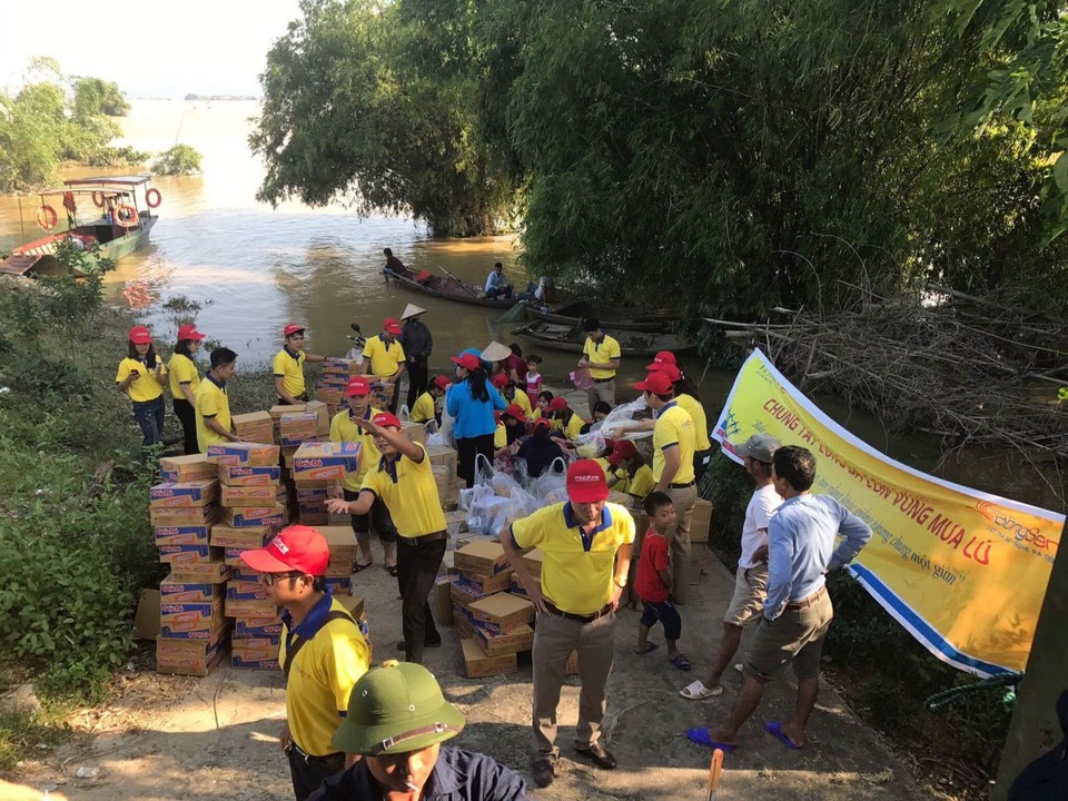 MobiFone tổ chức nhiều hoạt động hỗ trợ đồng bào vùng bão lũ - 3 Đoàn Thanh niên Công ty Dịch vụ MobiFone Khu vực 4 và Khu vực 6 hỗ trợ bà con các vùng ảnh hưởng nặng nề của bão lũ.