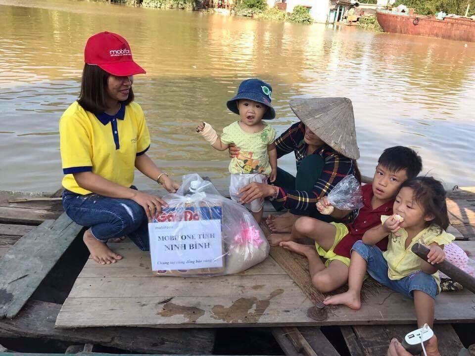 MobiFone tổ chức nhiều hoạt động hỗ trợ đồng bào vùng bão lũ - 4 Nhân viên MobiFone trao lương thực đến tận tay người dân gặp nạn