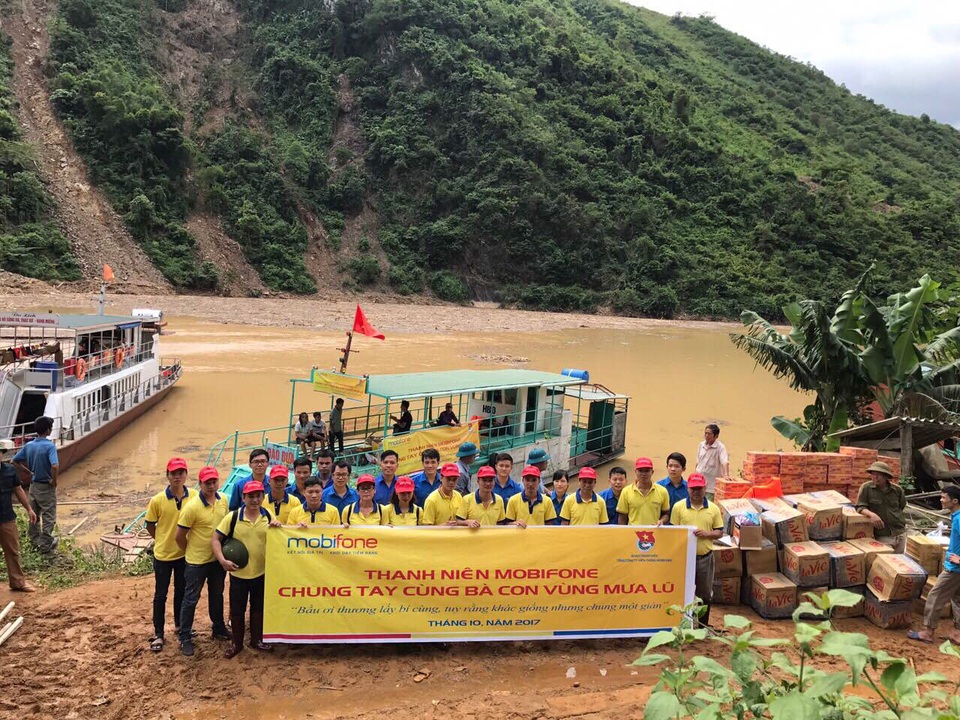MobiFone tổ chức nhiều hoạt động hỗ trợ đồng bào vùng bão lũ - 5 Đoàn thanh niên Công ty Dịch vụ MobiFone Khu vực 4 và Công ty Dịch vụ MobiFone Khu vực 6 đã rất khó khăn vượt quãng đường 7 tiếng đồng hồ từ Thung Lai mới đến được khu vực đồng bào lũ lụt.