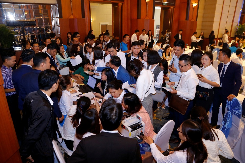 Ngay trong ngày đầu ra mắt, khu vực đăng ký giữ chỗ căn hộ đã kín khách hàng, các khu vực làm thủ tục luôn làm việc hết công suất