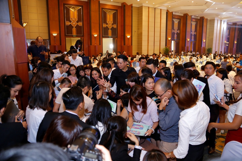 Thậm chí khách hàng phải chờ bốc thăm để được đăng ký giữ chỗ căn hộ