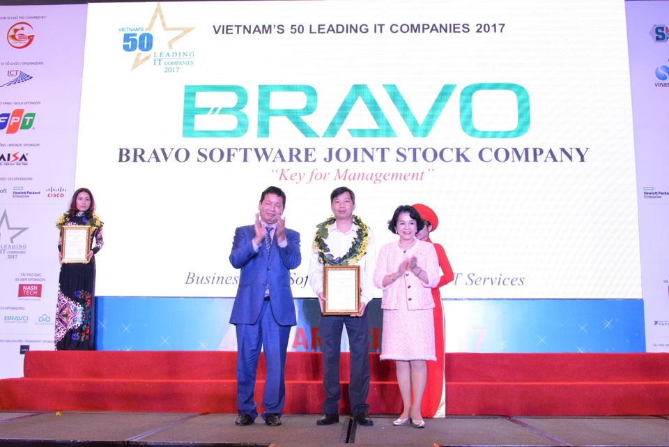 BRAVO lọt Top 50 doanh nghiệp CNTT hàng đầu Việt Nam 2017 - 1 Ông Tôn Minh Thiên – Giám đốc BRAVO Hồ Chí Minh lên nhận giấy chứng nhận