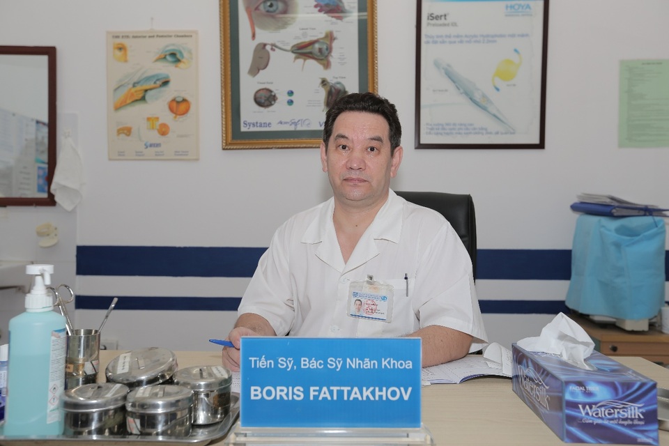 Bệnh viện mắt quốc tế Việt - Nga xứng danh “Doanh nghiệp Việt Nam vàng” - 4 Bác sĩ Boris Fattakhov - “Bàn tay vàng phẫu thuật Châu Âu” hiện đang công tác tại bệnh viện
