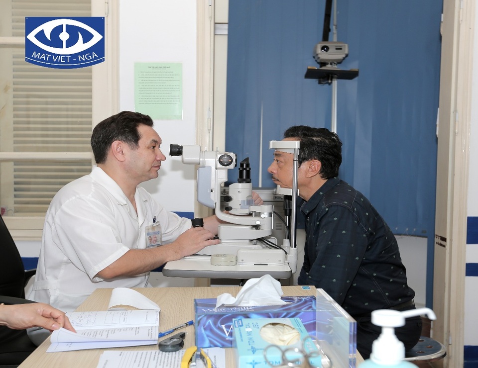 Bệnh viện mắt quốc tế Việt - Nga xứng danh “Doanh nghiệp Việt Nam vàng” - 5 “Phan Quân” của “Người phán xử” cũng đã từng được bác sĩ Boris điều trị thành công. Nghệ sĩ chia sẻ mình hoàn toàn hài lòng với các dịch vụ tiêu chuẩn quốc tế tại bệnh viện