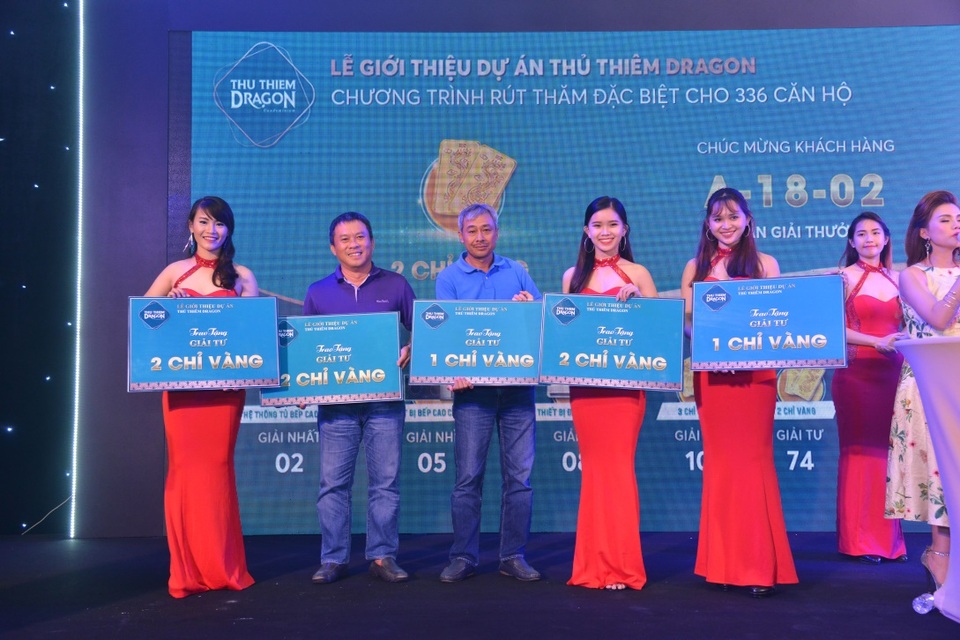 Gần 500 khách hàng tham dự lễ giới thiệu dự án Thủ Thiêm Dragon - 4 Niềm vui của các khách hàng nhận lộc vàng