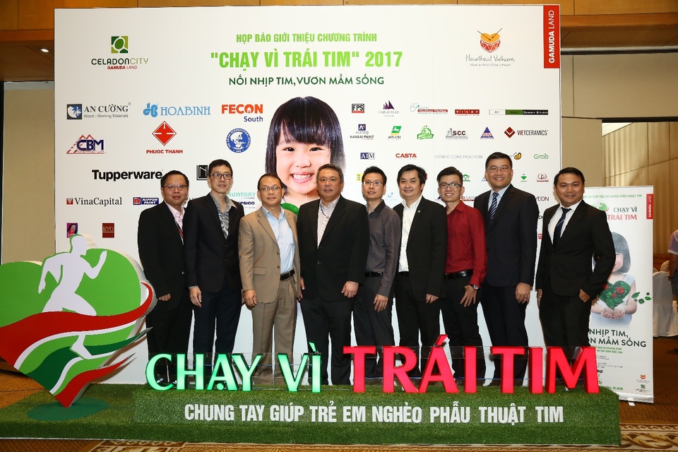 CBM Construction đồng hành cùng “Chạy vì trái tim 2017” - 2 Các nhà tài trợ chụp hình tại sự kiện họp báo chương trình “Chạy vì trái tim” 2017