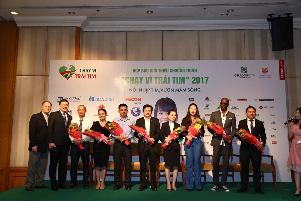 CBM Construction đồng hành cùng “Chạy vì trái tim 2017” - 3 Tại buổi họp báo, CBM cùng các nhà tài trợ chính nhận hoa cám ơn từ đại diện đơn vị tổ chức sự kiện là Công ty Cổ Phần Gamuda Land (HCMC) và Quỹ Nhịp tim Việt Nam