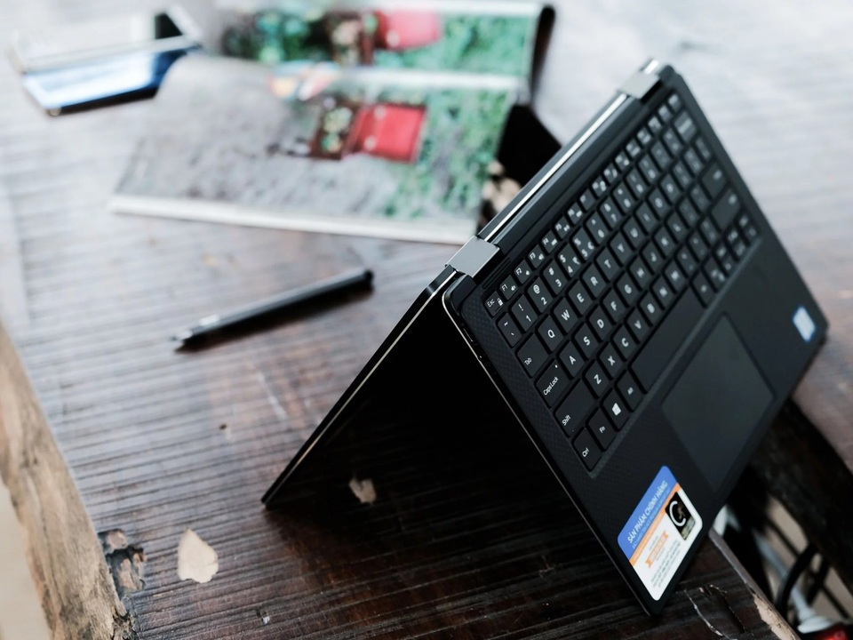 Lựa chọn mới cho doanh nhân : XPS 13 hay XPS 15 - 2 XPS 13 9365 với khả năng xoay 360 độ linh hoạt, vừa sử dụng như laptop vừa có thể gập lại như máy tính bảng