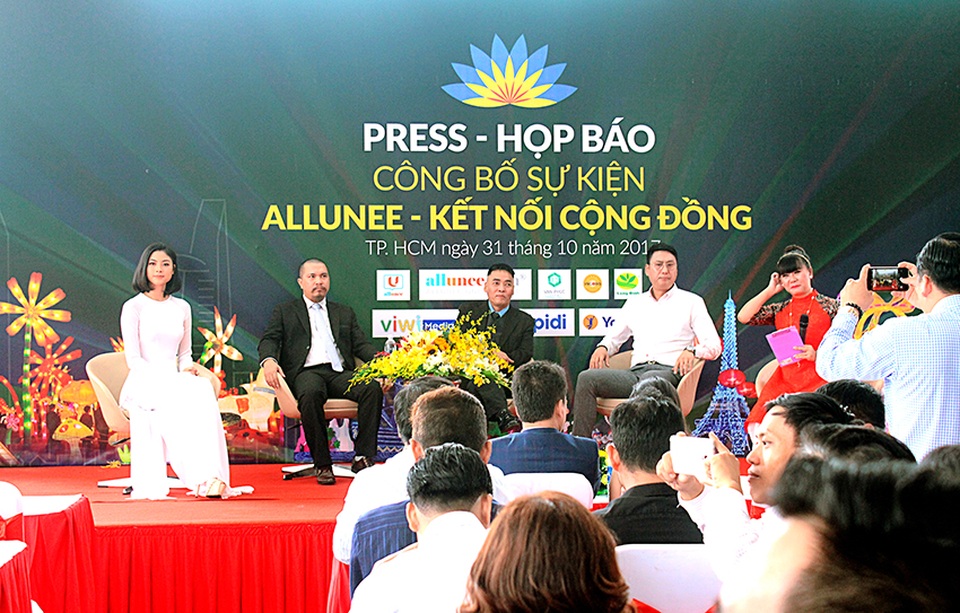 “Allunee – Kết nối cộng đồng”, một sự kiện đáng chú ý về thương mại - 2 Nghệ sĩ Lê Quốc Nam ( Người thứ 3 từ bên trái ) – Tổng đạo diễn sự kiện tham gia trả lời câu hỏi với báo chí về sự kiện này.