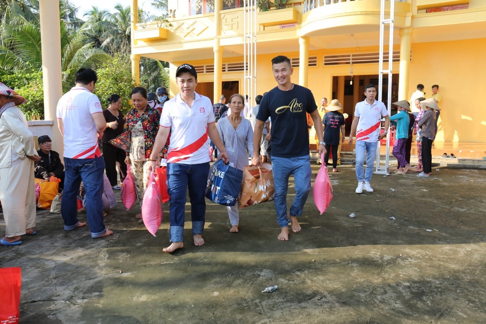 Việt Hưng Phát cùng Áo dài ABC trao 1400 phần quà cho người dân khó khăn các tỉnh miền Tây - 5 Việt Hưng Phát cùng Áo dài ABC trao 1400 phần quà cho người dân khó khăn các tỉnh miền Tây - 5