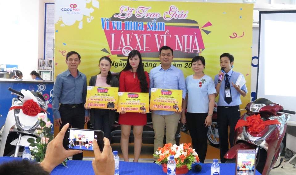 Cuối tuần này Co.opmart “chơi sang” tặng khách 32 Iphone 8 chính hãng và 20.000 phần quà - 1 Hàng chục khách hàng Co.opmart được siêu thị tặng xe Honda SH mode trong tháng 10 vừa qua