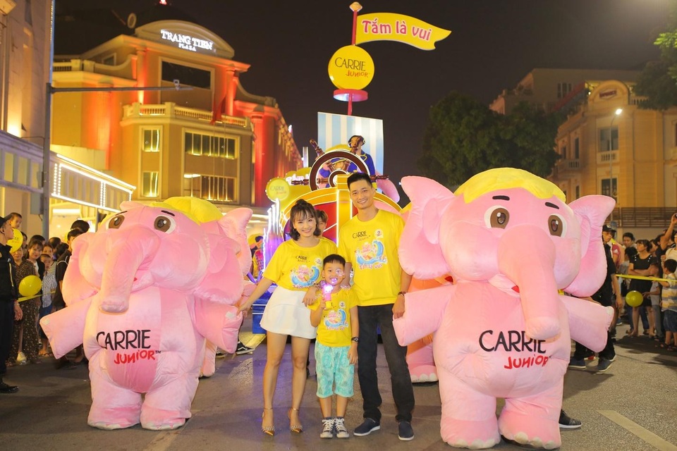 Bé Bin – Con trai “nàng dâu” Bảo Thanh trưởng thành và tự lập sớm - 1 Gia đình Bảo Thanh thoải mái chụp ảnh, ghi lại những khoảnh khắc đáng nhớ cùng với chú Voi Hồng Carrie Junior.