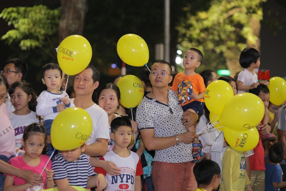 Bé Bin – Con trai “nàng dâu” Bảo Thanh trưởng thành và tự lập sớm - 3 Không chỉ riêng gia đình Bảo Thanh, rất nhiều gia đình khác cũng choáng ngợp trước không gian nhiều màu sắc và hoành tráng của lễ diễu hành.
