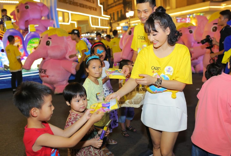 Bé Bin – Con trai “nàng dâu” Bảo Thanh trưởng thành và tự lập sớm - 5 Vợ chồng Bảo Thanh tham gia phát quà tặng cho các bạn nhỏ tham gia biễu diễn cùng Voi Hồng.